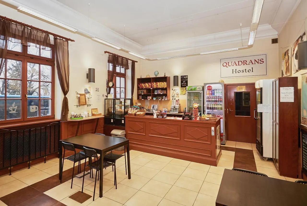 Quadrans Hostel And Caffee Na Dworcu Kolejowym Modlin 7 Min Jazdy Lotniskowym Autobusem Wahadlowym Nowy Dwór Mazowiecki