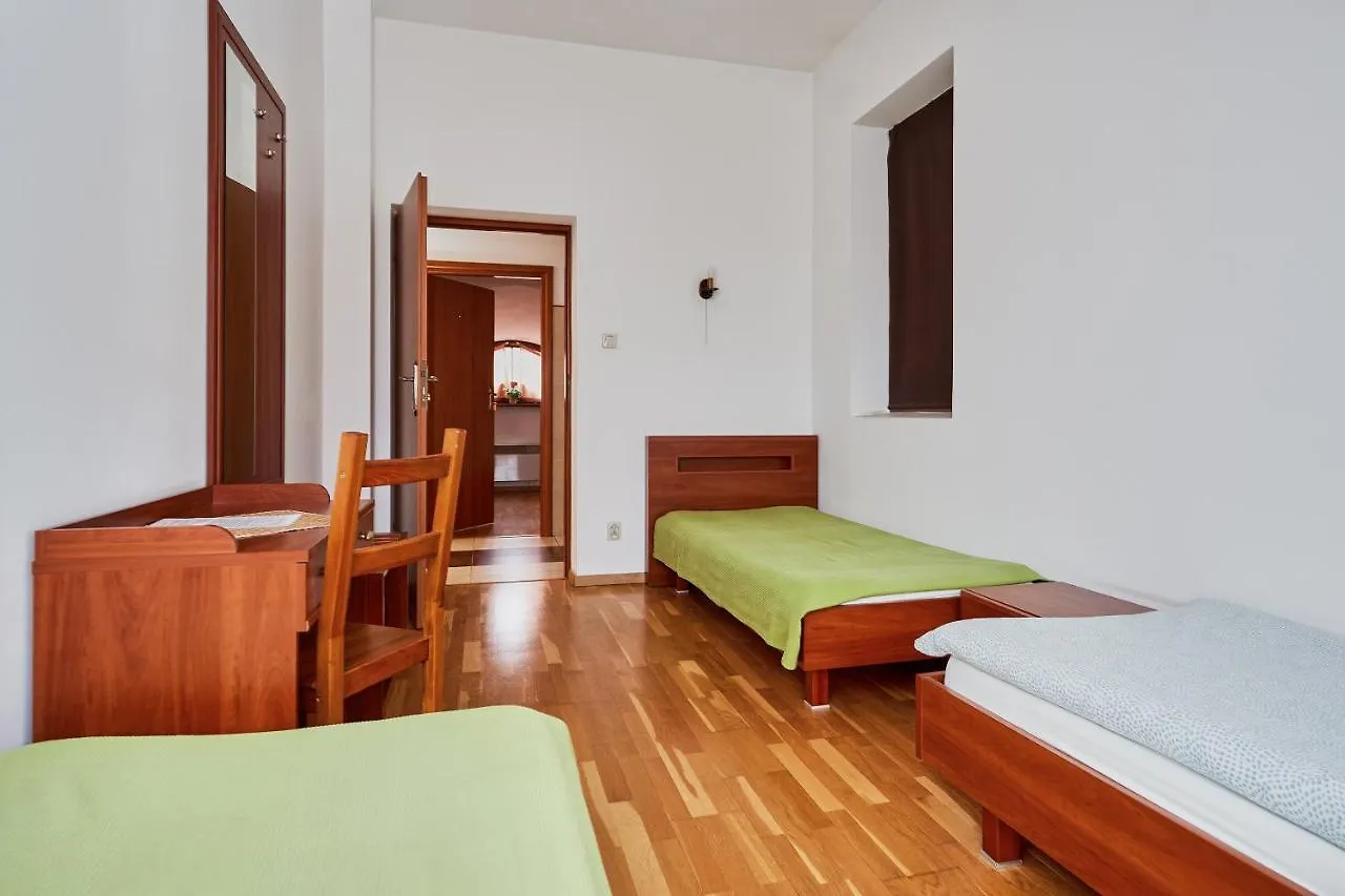 Quadrans Hostel And Caffee Na Dworcu Kolejowym Modlin 7 Min Jazdy Lotniskowym Autobusem Wahadlowym Nowy Dwór Mazowiecki