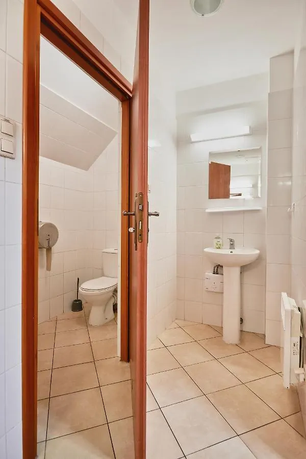 Quadrans Hostel And Caffee Na Dworcu Kolejowym Modlin 7 Min Jazdy Lotniskowym Autobusem Wahadlowym Nowy Dwór Mazowiecki